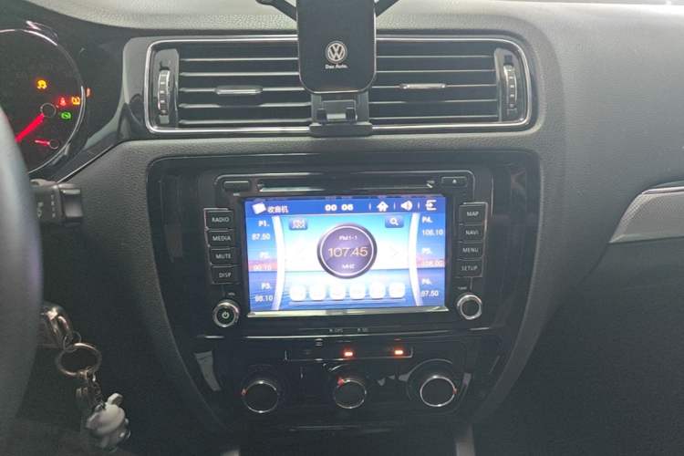 Used Volkswagen Sagitar 2015 230TSI Automatic Comfort Version Audio And AC Panel