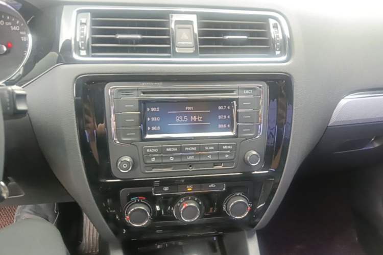 Used Volkswagen Sagitar 2015 1.6L Automatic Comfort Model Audio And AC Panel