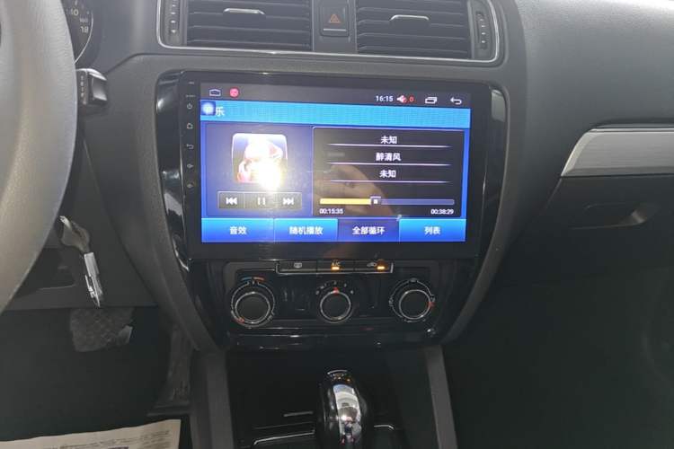 Used Volkswagen Sagitar 2015 1.6L Automatic Fashion Model Audio And AC Panel