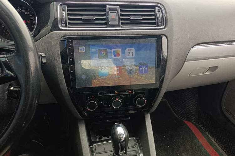 Used Volkswagen Sagitar 2015 1.6L Automatic Comfort Model Audio And AC Panel