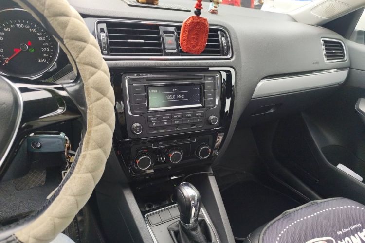 Used Volkswagen Sagitar 2015 1.6L Automatic Comfort Model Audio And AC Panel