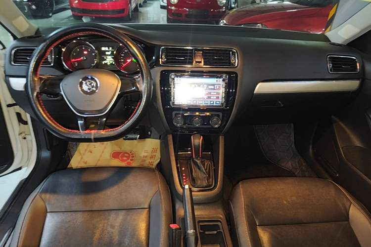 Used Volkswagen Sagitar 2015 1.6L Automatic Comfort Model Audio And AC Panel