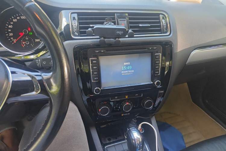 Used Volkswagen Sagitar 2015 230TSI Automatic Comfort Version Audio And AC Panel