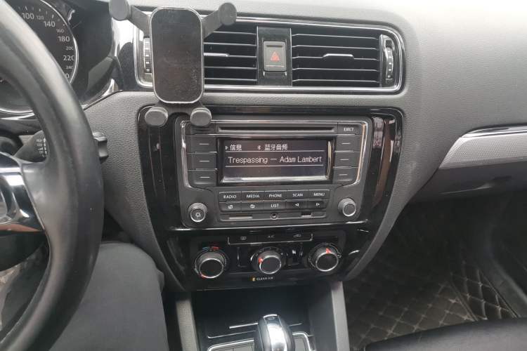 Used Volkswagen Sagitar 2015 1.6L Automatic Comfort Model Audio And AC Panel