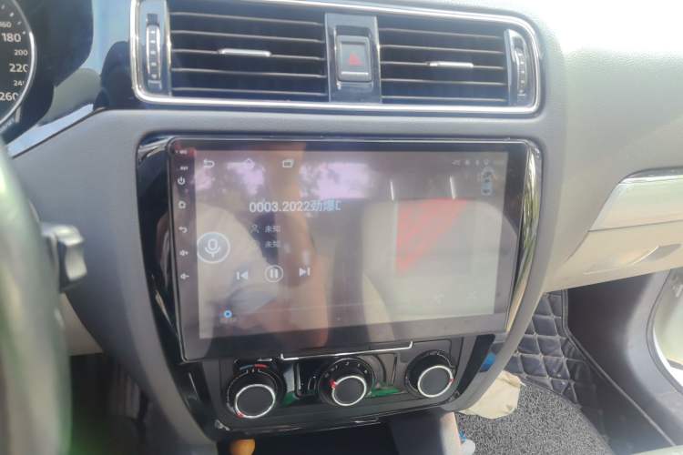 Used Volkswagen Sagitar 2015 1.6L Manual Comfort Model Audio And AC Panel