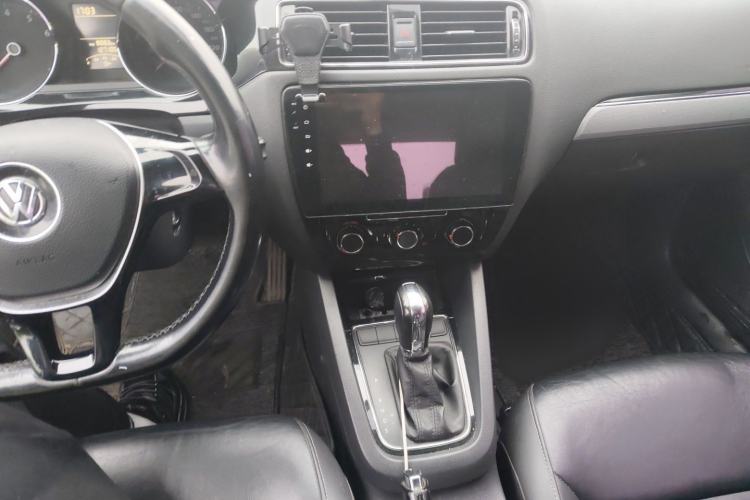 Used Volkswagen Sagitar 2015 1.6L Automatic Comfort Model Audio And AC Panel