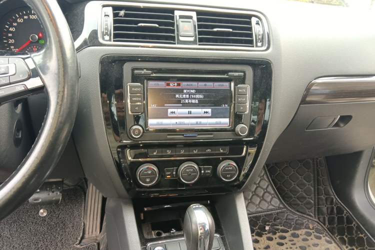 Used Volkswagen Sagitar 2015 230TSI Automatic Luxury Model Audio And AC Panel