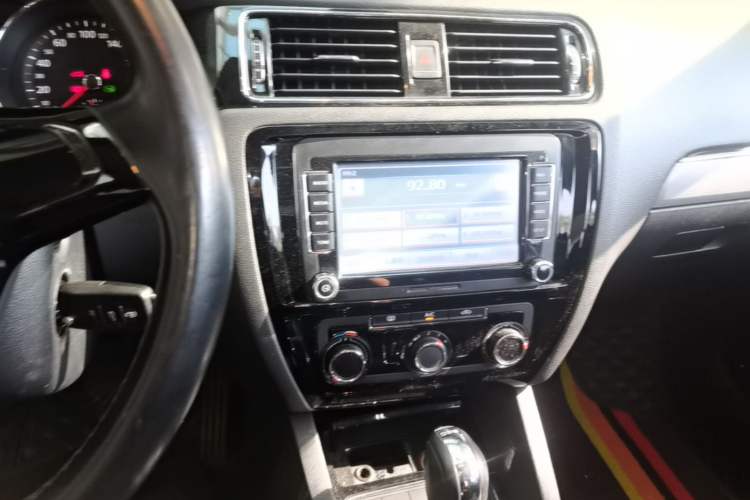 Used Volkswagen Sagitar 2015 230TSI Automatic Comfort Version Audio And AC Panel