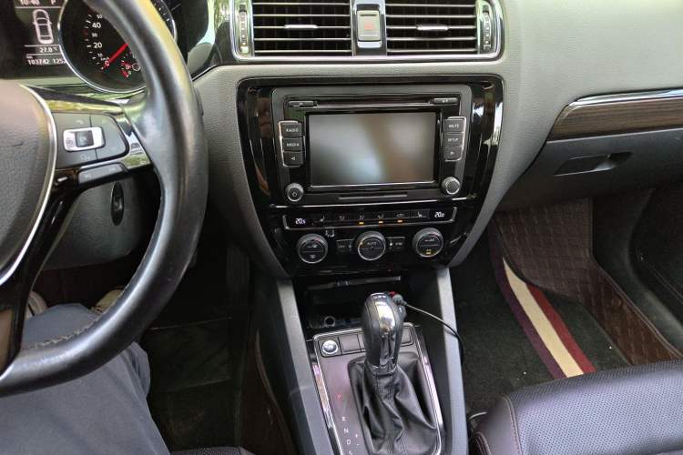 Used Volkswagen Sagitar 2015 230TSI Automatic Luxury Model Audio And AC Panel