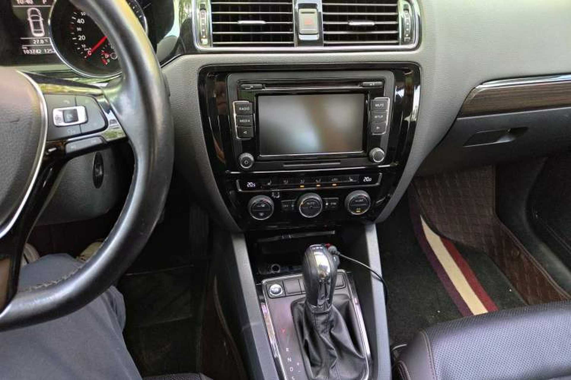Used Volkswagen Sagitar 2015 230TSI Automatic Luxury Model Audio And AC Panel