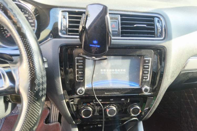 Used Volkswagen Sagitar 2015 230TSI Automatic Comfort Version Audio And AC Panel