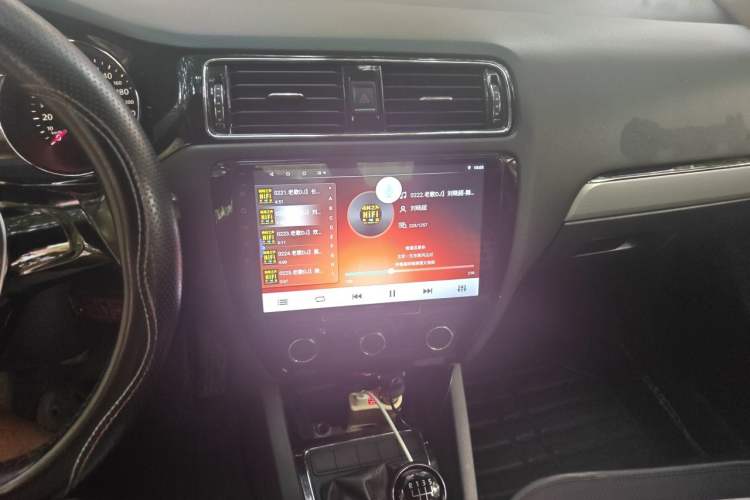 Used Volkswagen Sagitar 2015 1.6L Manual Comfort Model Audio And AC Panel