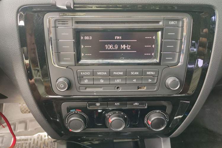 Used Volkswagen Sagitar 2015 230TSI Automatic Comfort Version Audio And AC Panel