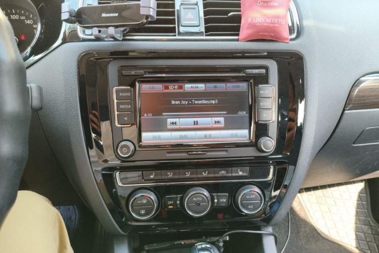 Used Volkswagen Sagitar 2015 230TSI Automatic Luxury Model Audio And AC Panel