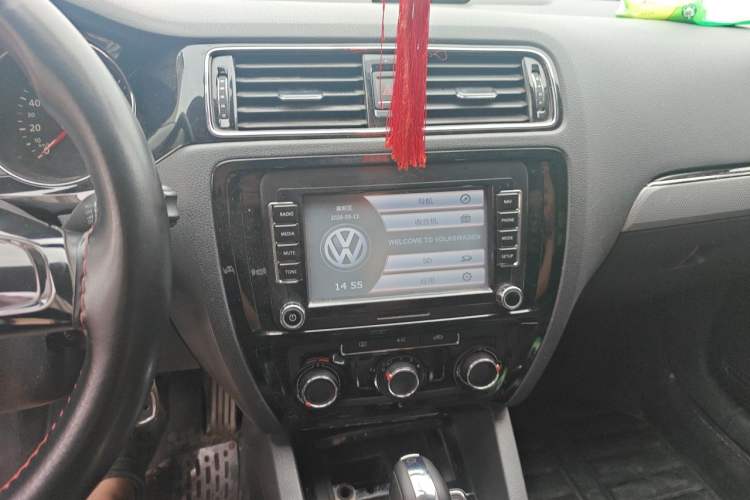 Used Volkswagen Sagitar 2015 1.6L Automatic Comfort Model Audio And AC Panel