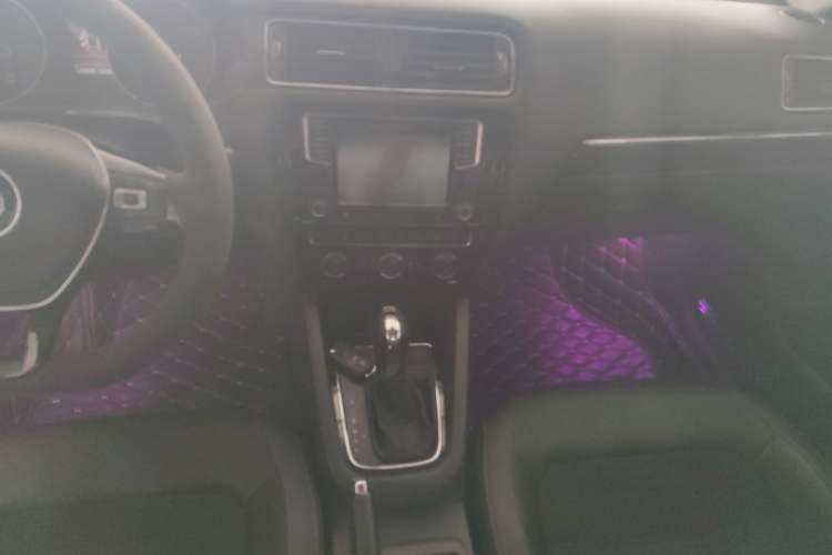 Used Volkswagen Sagitar 2015 230TSI Automatic Luxury Model Audio And AC Panel