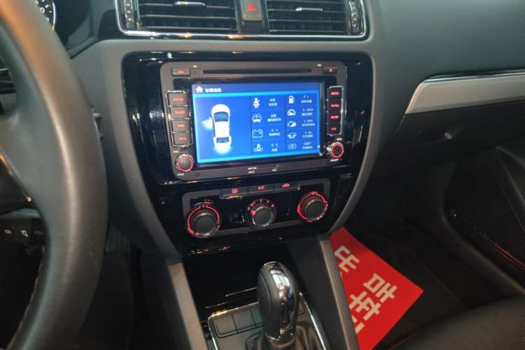 Used Volkswagen Sagitar 2015 1.6L Automatic Comfort Model Audio And AC Panel