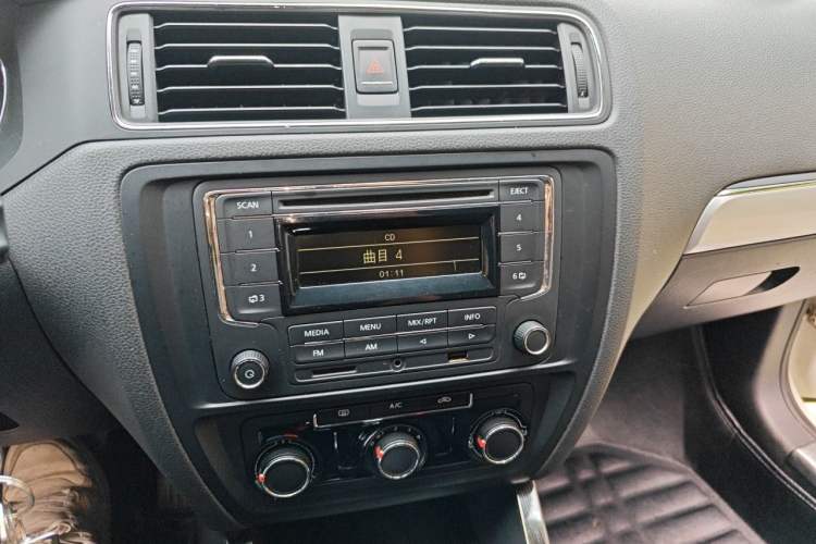 Used Volkswagen Sagitar 2015 1.6L Automatic Fashion Model Audio And AC Panel
