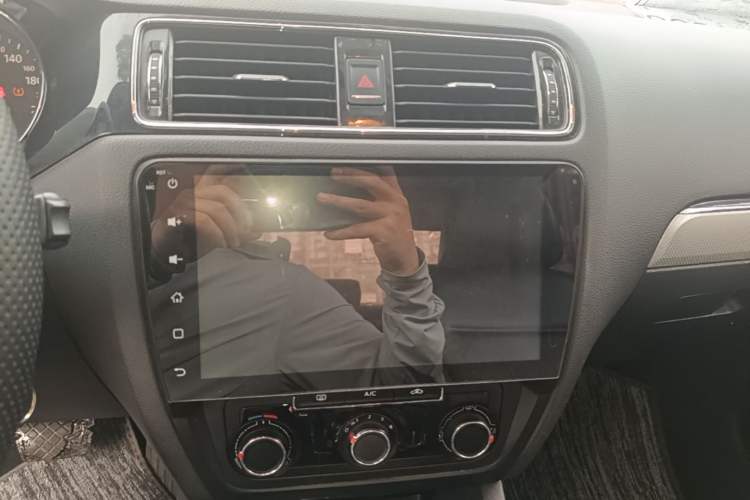 Used Volkswagen Sagitar 2015 230TSI Automatic Comfort Version Audio And AC Panel