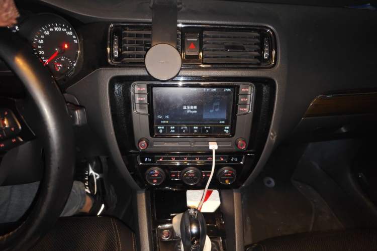 Used Volkswagen Sagitar 2015 230TSI Automatic Luxury Model Audio And AC Panel