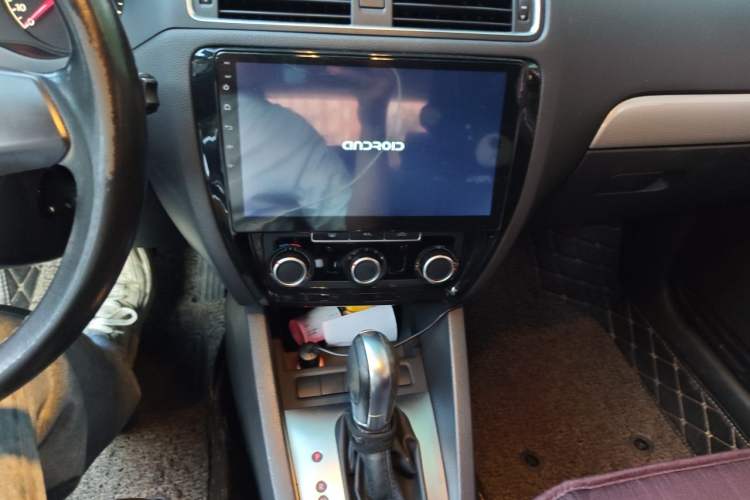 Used Volkswagen Sagitar 2015 1.6L Automatic Comfort Model Audio And AC Panel