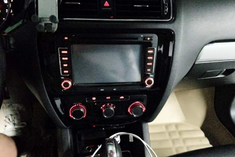 Used Volkswagen Sagitar 2015 1.6L Automatic Comfort Model Audio And AC Panel