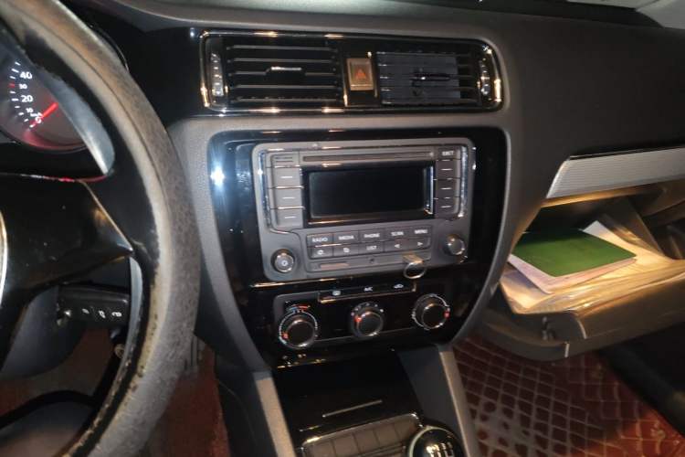 Used Volkswagen Sagitar 2015 1.6L Manual Comfort Model Audio And AC Panel