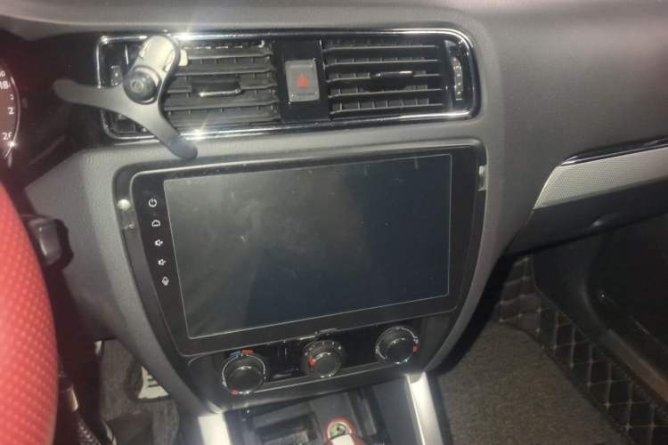Used Volkswagen Sagitar 2015 1.6L Automatic Comfort Model Audio And AC Panel