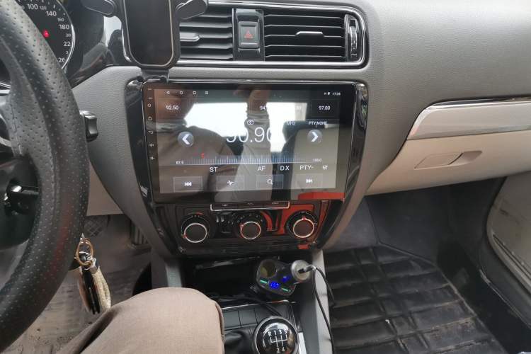 Used Volkswagen Sagitar 2015 1.6L Manual Comfort Model Audio And AC Panel