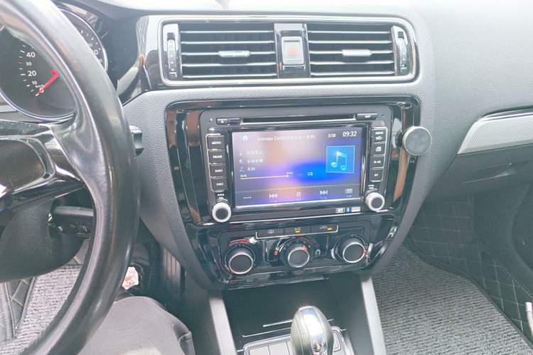 Used Volkswagen Sagitar 2015 1.6L Automatic Comfort Model Audio And AC Panel