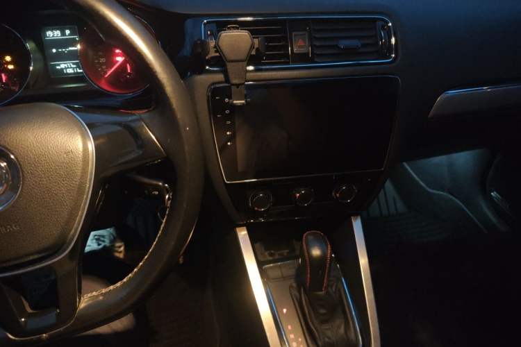 Used Volkswagen Sagitar 2015 230TSI Automatic Comfort Version Audio And AC Panel