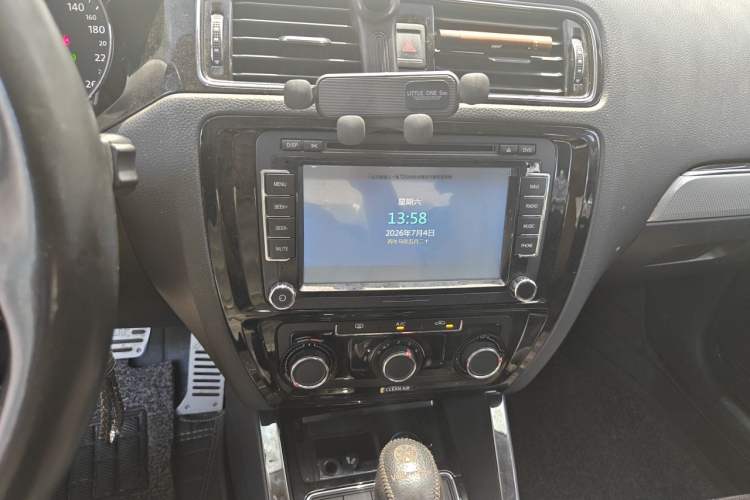 Used Volkswagen Sagitar 2015 1.6L Automatic Comfort Model Audio And AC Panel
