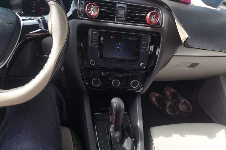 Used Volkswagen Sagitar 2015 230TSI Automatic Comfort Version Audio And AC Panel