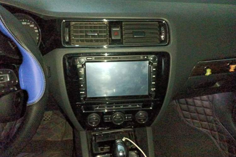 Used Volkswagen Sagitar 2015 230TSI Automatic Luxury Model Audio And AC Panel