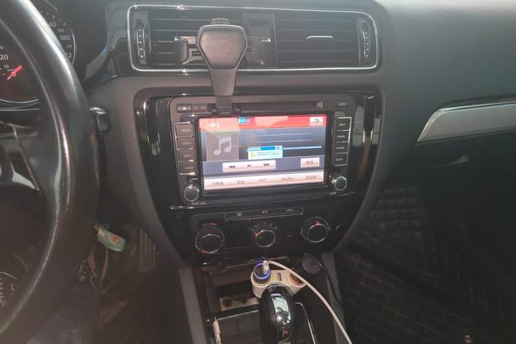 Used Volkswagen Sagitar 2015 1.6L Automatic Comfort Model Audio And AC Panel