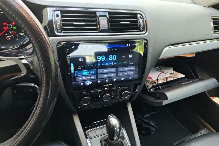Used Volkswagen Sagitar 2015 230TSI Automatic Comfort Version Audio And AC Panel