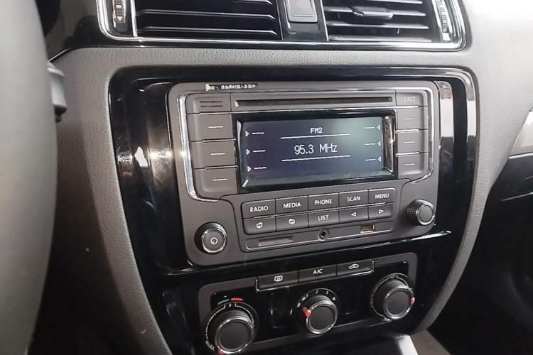 Used Volkswagen Sagitar 2015 1.6L Automatic Comfort Model Audio And AC Panel