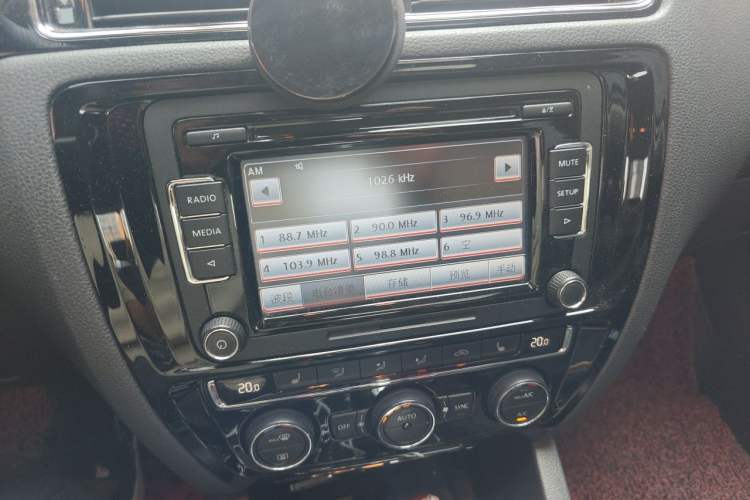 Used Volkswagen Sagitar 2015 230TSI Automatic Luxury Model Audio And AC Panel