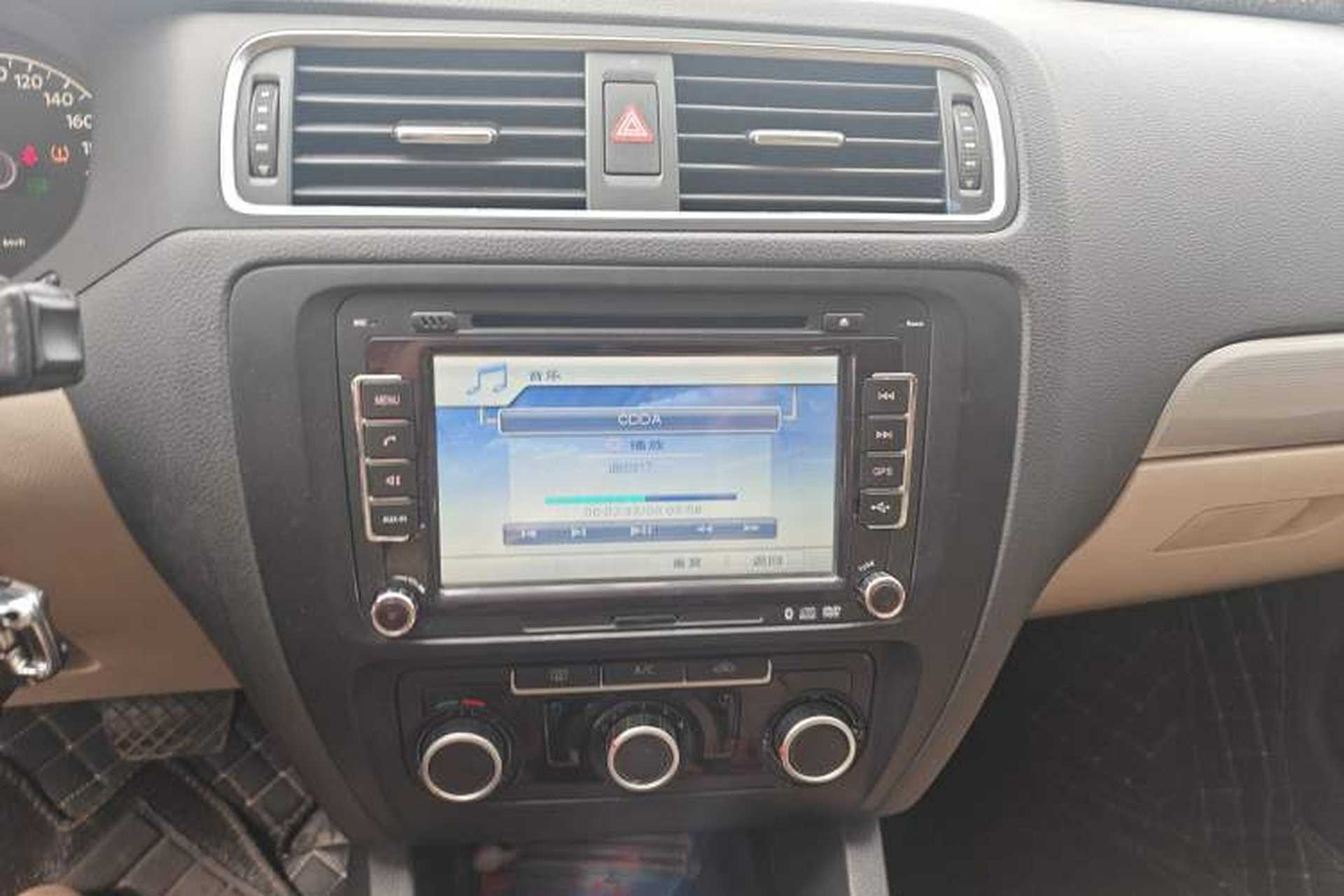 Used Volkswagen Sagitar 2015 1.6L Automatic Comfort Model Audio And AC Panel