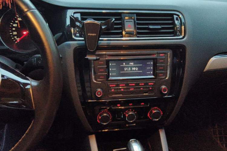 Used Volkswagen Sagitar 2015 1.6L Automatic Comfort Model Audio And AC Panel