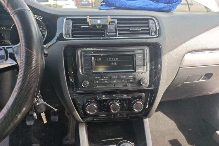 Used Volkswagen Sagitar 2015 230TSI Manual Comfort Version Audio And AC Panel