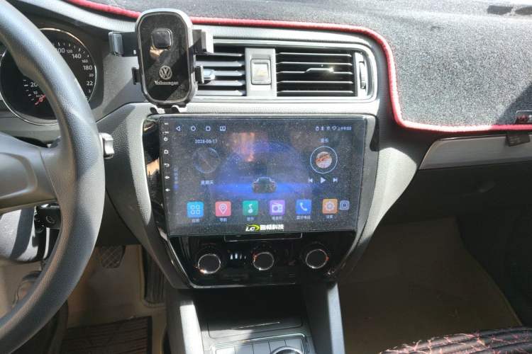 Used Volkswagen Sagitar 2015 1.6L Manual Fashion Edition Audio And AC Panel