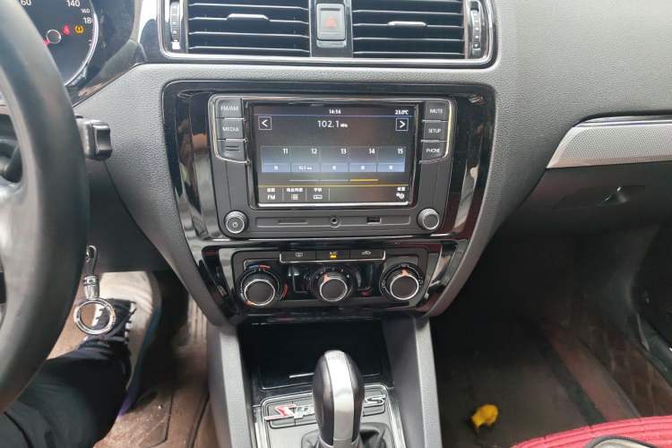 Used Volkswagen Sagitar 2015 1.6L Automatic Comfort Model Audio And AC Panel
