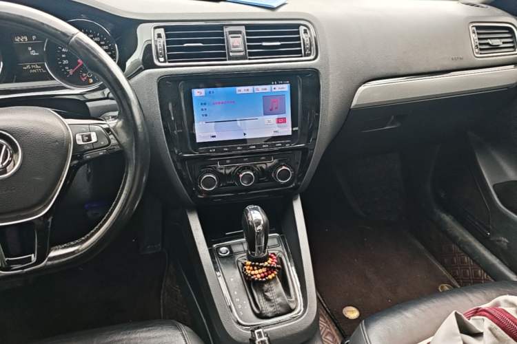 Used Volkswagen Sagitar 2015 230TSI Automatic Comfort Version Audio And AC Panel