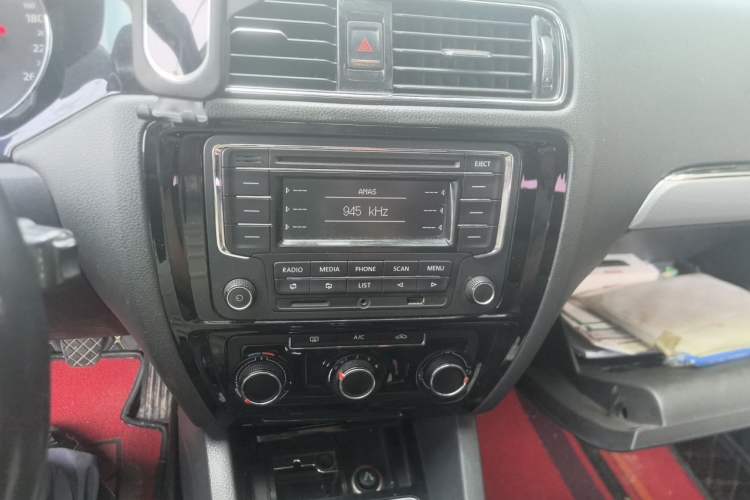 Used Volkswagen Sagitar 2015 1.6L Manual Comfort Model Audio And AC Panel