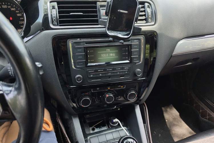 Used Volkswagen Sagitar 2015 1.6L Manual Comfort Model Audio And AC Panel