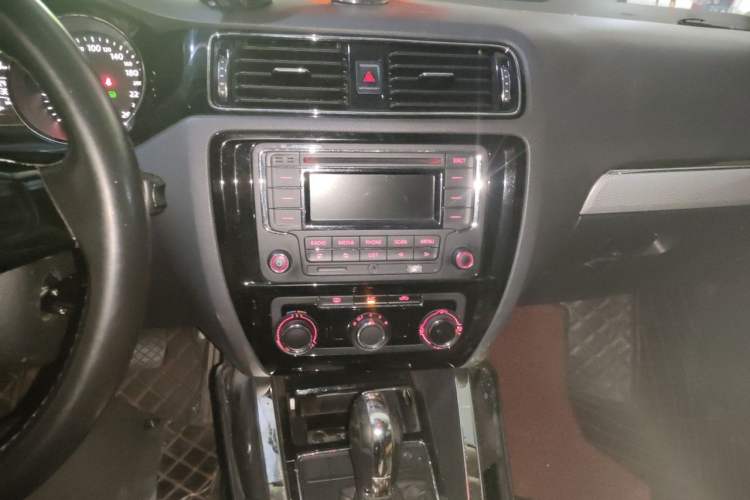 Used Volkswagen Sagitar 2015 1.6L Automatic Comfort Model Audio And AC Panel