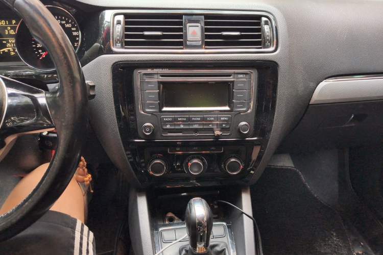 Used Volkswagen Sagitar 2015 1.6L Automatic Comfort Model Audio And AC Panel