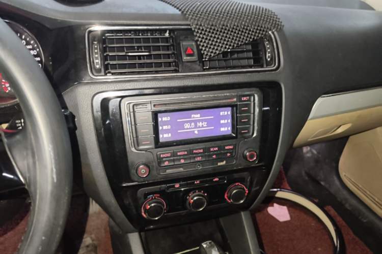 Used Volkswagen Sagitar 2015 230TSI Automatic Comfort Version Audio And AC Panel