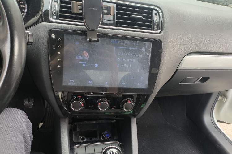 Used Volkswagen Sagitar 2015 230TSI Manual Comfort Version Audio And AC Panel